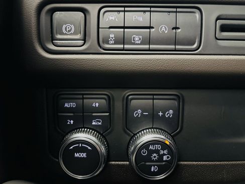 Used 2024 GMC Yukon SLT w/ SLT Luxury Package AWD/4WD image 46