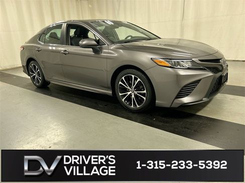 Used 2020 Toyota Camry image 1