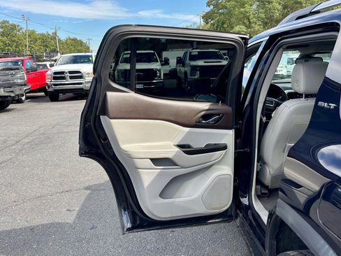 Used 2021 GMC Acadia SLT image 16