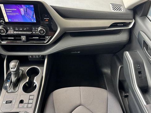 Used 2025 Toyota Highlander LE FWD image 30