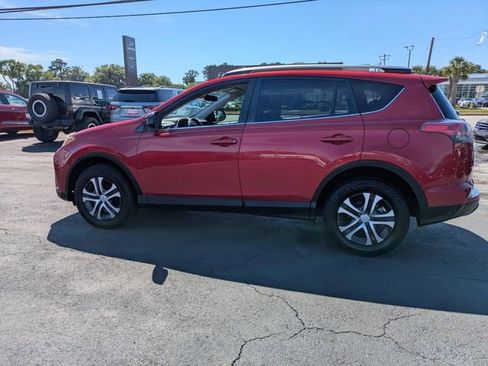 Used 2017 Toyota RAV4 LE FWD image 8