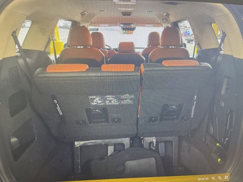 Used 2026 Kia Carnival EX image 15