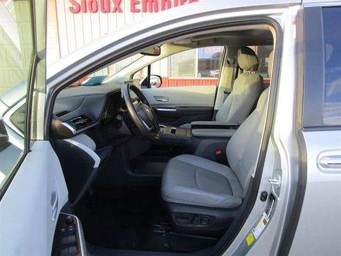 Used 2023 Toyota Sienna XLE image 9
