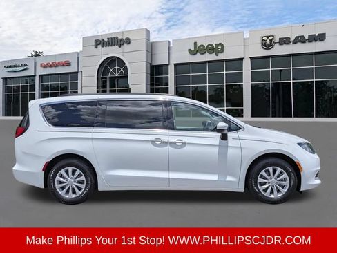 Used 2017 Chrysler Pacifica Touring w/ Tire & Wheel Group FWD image 2