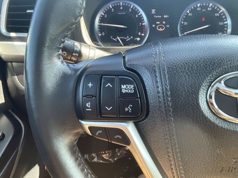 Used 2017 Toyota Highlander Limited FWD image 27