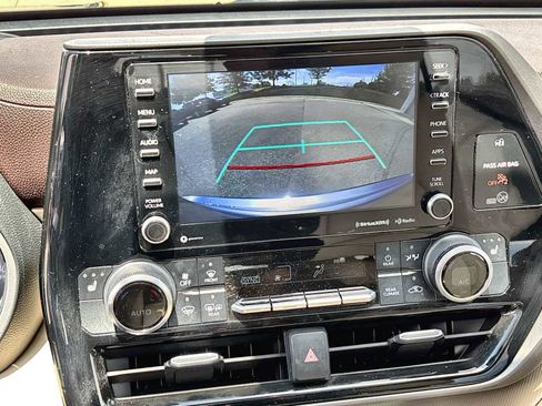 Used 2022 Toyota Highlander XLE FWD image 27