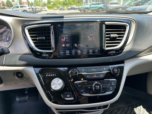 Used 2020 Chrysler Pacifica Touring-L Plus FWD image 28