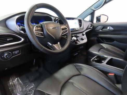 Used 2025 Chrysler Pacifica Select FWD image 11