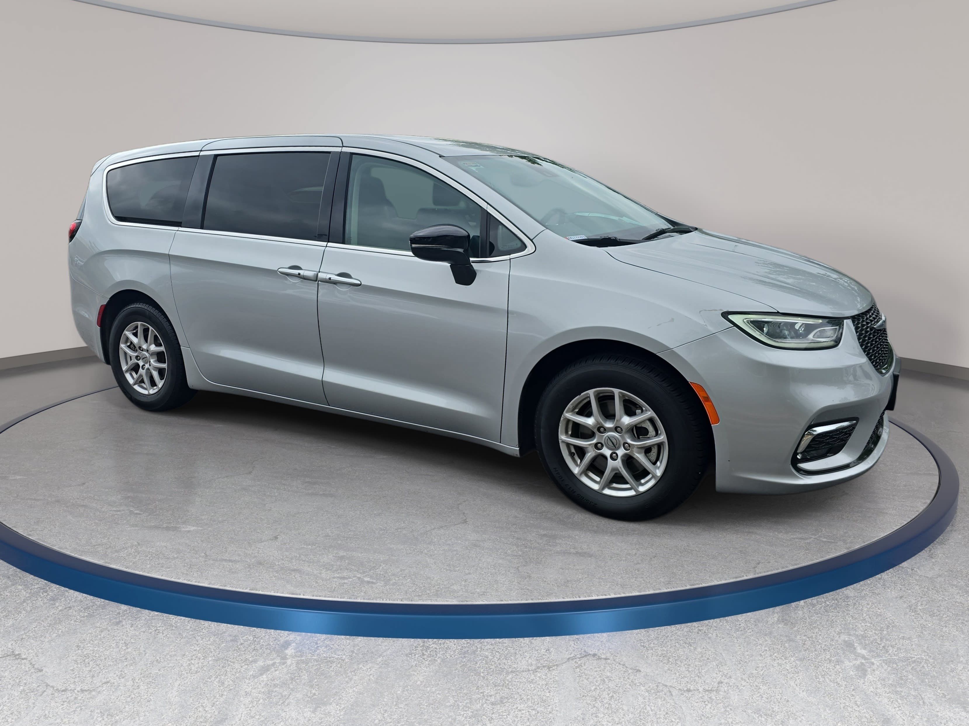 Used 2024 Chrysler Pacifica Touring-L FWD image 3