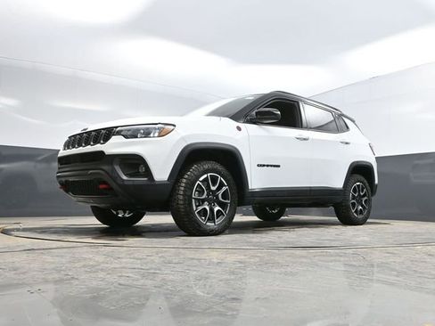 Used 2025 Jeep Compass Trailhawk AWD/4WD image 47