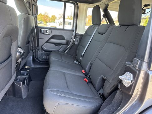 Used 2021 Jeep Wrangler Unlimited Sahara image 27