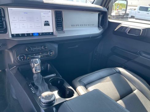 Used 2025 Ford Bronco Outer Banks AWD/4WD image 19