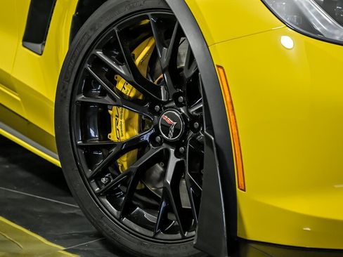 Used 2015 Chevrolet Corvette Z06 w/ 3LZ Preferred Equipment Group RWD image 3