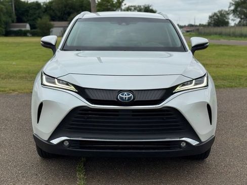 Used 2023 Toyota Venza XLE AWD/4WD image 2