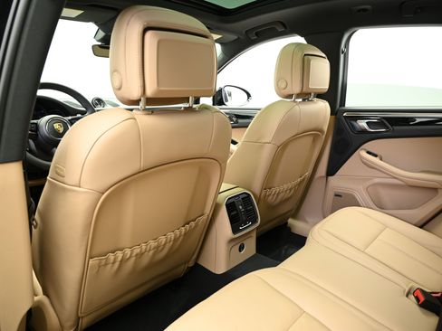 Used 2025 Porsche Macan image 33