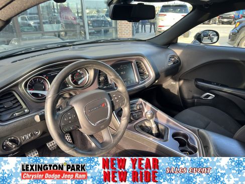 Used 2016 Dodge Challenger R/T image 11