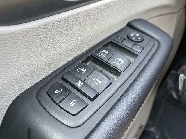 Used 2023 Chrysler Pacifica Touring-L FWD image 22