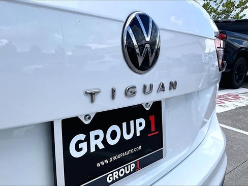 Used 2023 Volkswagen Tiguan SE w/ Panoramic Sunroof Package FWD image 29