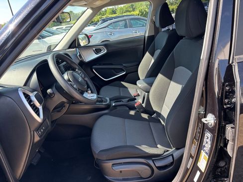 Used 2025 Kia Soul LX w/ LX Technology Package FWD image 24
