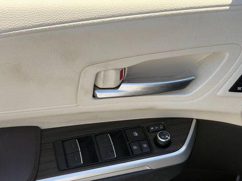 Used 2023 Toyota Sienna Platinum FWD image 5