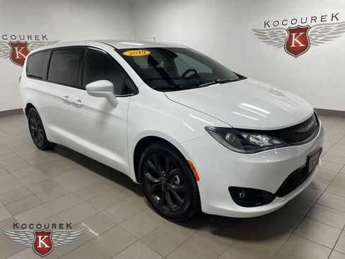 Used 2019 Chrysler Pacifica Touring Plus w/ S Appearance Package FWD image 1