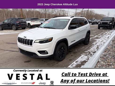 Used 2023 Jeep Cherokee Altitude Lux image 2