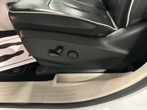 Used 2023 Chrysler Pacifica Limited FWD image 13