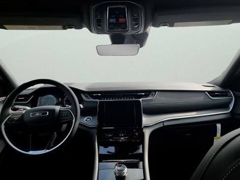 New 2025 Jeep Grand Cherokee Altitude image 23