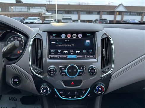 Used 2018 Chevrolet Cruze Premier image 41