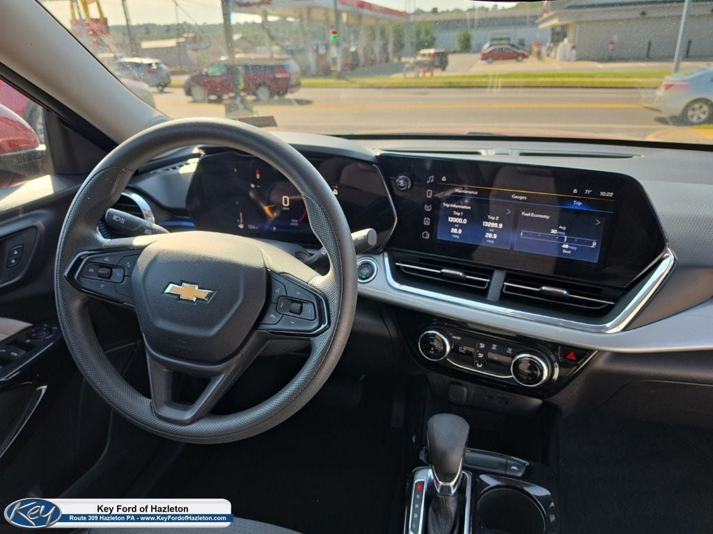 Used 2025 Chevrolet Trax LT FWD image 20