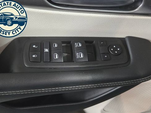 Used 2024 Chrysler Pacifica Limited FWD image 23
