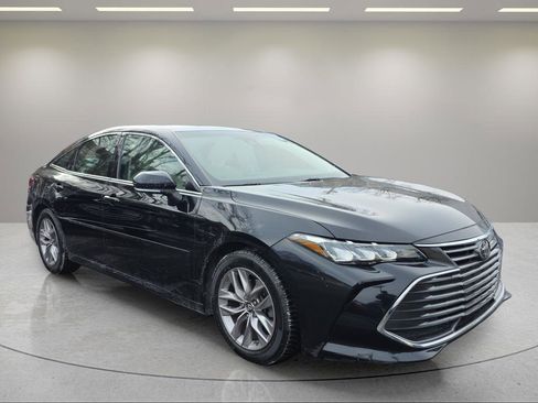 Used 2019 Toyota Avalon XLE w/ Moonroof Package image 3