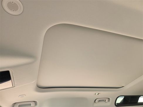 New 2026 Land Rover Defender 110 X-Dynamic SE image 18