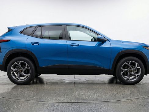 Used 2025 Chevrolet Trax LT FWD image 11