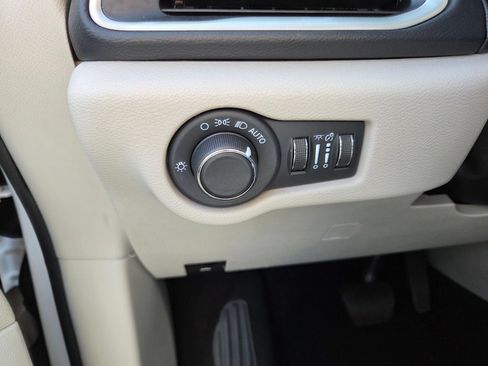 Used 2022 Chrysler Voyager LX FWD image 26