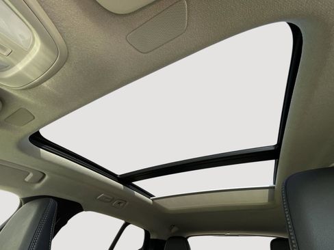 Used 2025 Volvo XC40 B5 Plus image 19