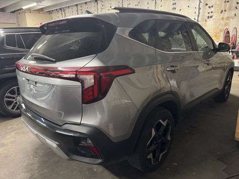 Used 2024 Kia Seltos EX FWD image 2