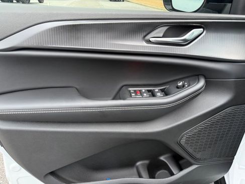 New 2025 Jeep Grand Cherokee Altitude image 10