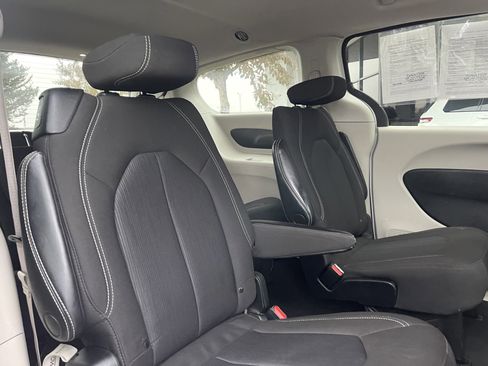 Used 2023 Chrysler Voyager LX image 24