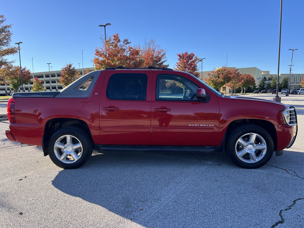 Used 2011 Chevrolet Avalanche LT AWD/4WD image 6