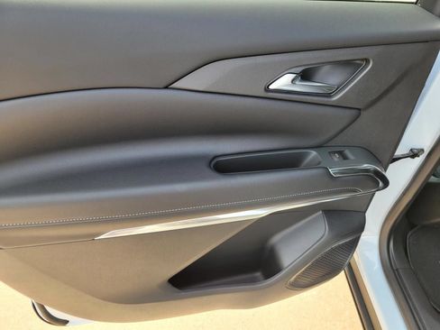 New 2026 Chevrolet Traverse LT w/ Sun and Wheel Package FWD image 10