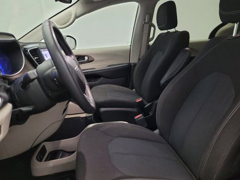 Used 2023 Chrysler Voyager LX FWD image 17