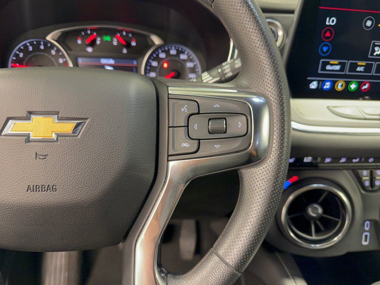 Used 2025 Chevrolet Blazer LT FWD image 19
