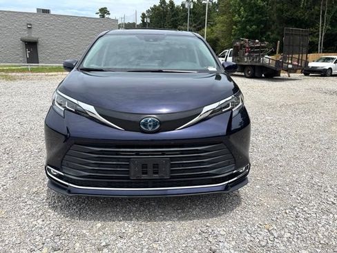 Used 2021 Toyota Sienna XLE FWD image 2