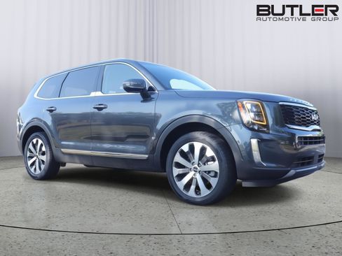 Used 2022 Kia Telluride EX w/ EX Premium Package FWD image 3