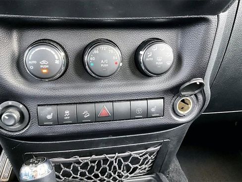 Used 2016 Jeep Wrangler Unlimited Sahara w/ Connectivity Group image 15