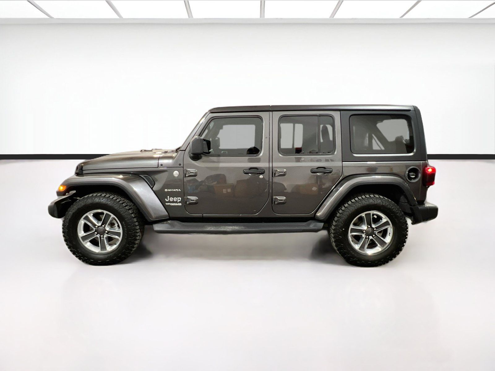 Used 2018 Jeep Wrangler Unlimited Sahara w/ LED Lighting Group AWD/4WD image 21