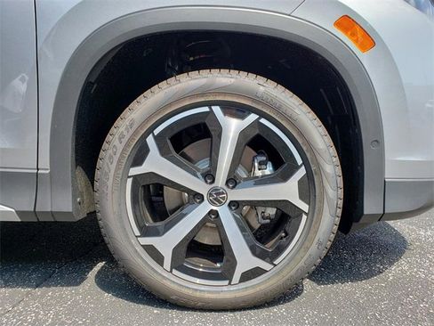 New 2025 Volkswagen Tiguan SE image 12