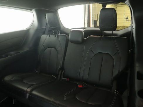 Used 2025 Chrysler Pacifica Select image 28