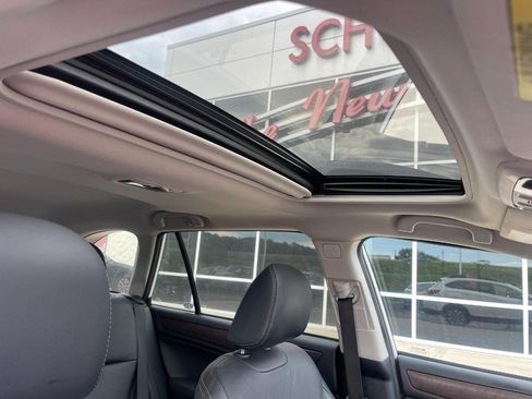 Used 2016 Subaru Outback 2.5i Limited AWD/4WD image 3